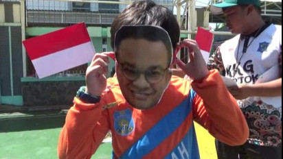 Ada “Prabowo” dan “Anies Baswedan” di Lomba Balap Terompah Beregu Sambil Bawa Bendera