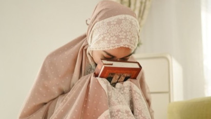 Wanita Haid Bolehkah Baca Al-Qur’an? Ini Penjelasannya dari Berbagai Mazhab