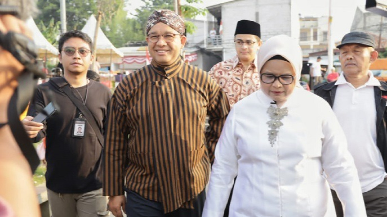 Ikut Upacara HUT RI ke-78 Bersama Warga Lebak Bulus, Anies Baswedan Hadir Pakai Lurik Yogyakarta 
            - galeri foto