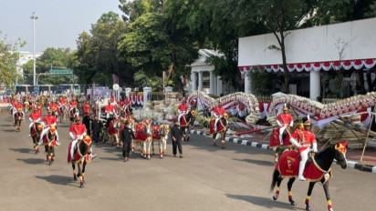 Menggunakan Kereta Kencana Ki Jaga Rasa, Bendera dan Naskah Proklamasi tiba di Istana Merdeka