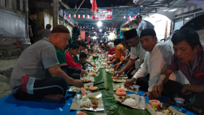 Unik dan Seru, Warga Pagaralam Rayakan HUT RI ke-78 dengan Makan Nasi Liwet Sepanjang 325 Meter