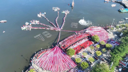 Formasi Bunga Rampai Warnai HUT RI ke 78 di Makassar, Ratusan Perahu Ikut Terlibat