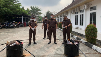 Kejari Oku Selatan Musnahkan Ratusan Barang Bukti Kejahatan
