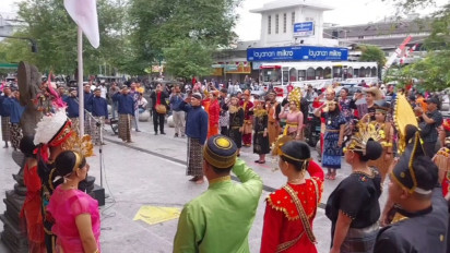 Pelaku UMKM di Malioboro Yogyakarta Gelar Upacara 17 Agustus dengan Busana Adat Nusantara