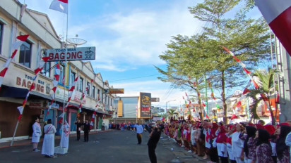 Rela Tutup Lapak, Ratusan Pedagang di Salatiga Gelar Upacara 17 Agustus di Halaman Pasar