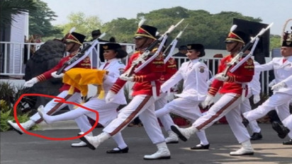 Detik-detik Sepatu Pengibar Bendera Istana Negara Lepas, Lilly Tetap Buat Bangga Papua