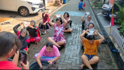 Emak-Emak di Bekasi Heboh, Estafet Air Dalam Rangka HUT Kemerdekaan RI Ke-78