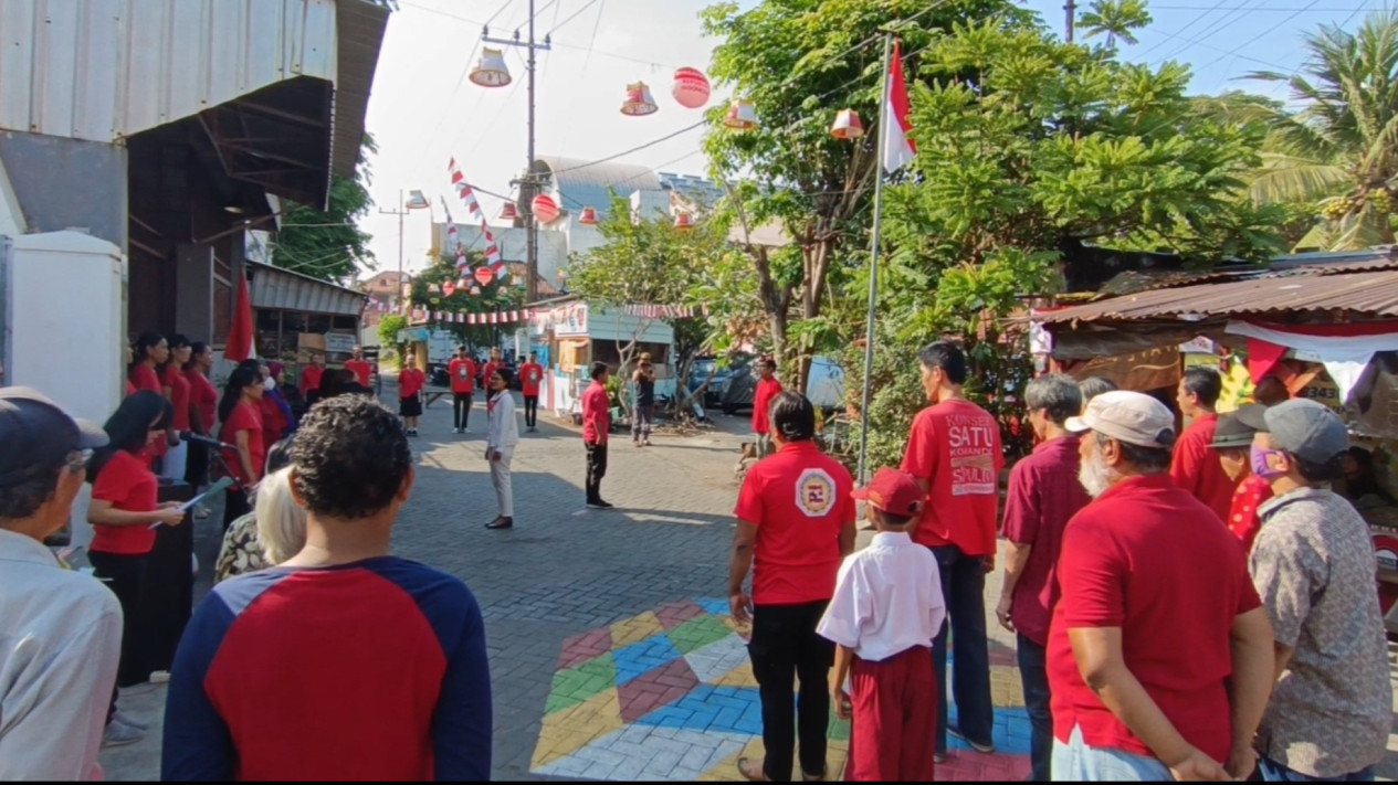 Peringati HUT ke-78 RI, Lagu Indonesia Raya Bergema di Kampung Pecinan Surabaya
            - galeri foto