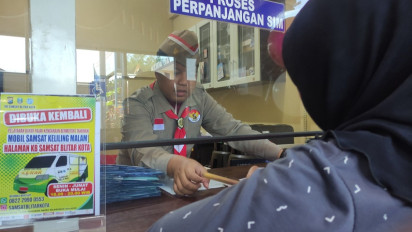 HUT ke-78 RI, Petugas Satpas SIM Polres Blitar Kota Pakai Baju Pejuang