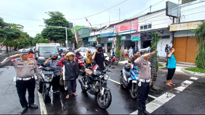 Polisi di Banyuwangi Hentikan Pengendara di Momen Peringatan Detik-detik Proklamasi