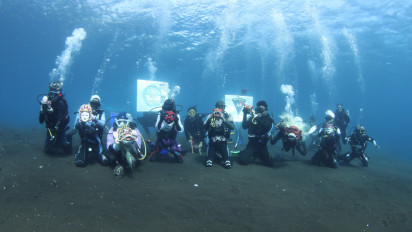 Kibarkan Bendera di Bawah Laut, Kemendikbudristek Lestarikan Pemajuan Kebudayaan