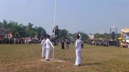 Heroik! Anggota TNI di Lampung Panjat Tiang Bendera Gegara Tali Putus saat Upacara HUT ke-78 RI