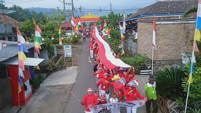 Ratusan Warga di Lampung Selatan Kirab Bendera Merah Putih Sepanjang 78 Meter