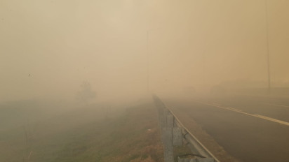 Tak Kunjung Padam Tol Palindra Diselimui Asap Pekat Akibat Kebakaran Lahan di Pemulutan