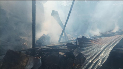 Ditinggal Libur 17 Agustusan, Rumah Usaha Pengasapan Ikan di Gresik Ludes Terbakar