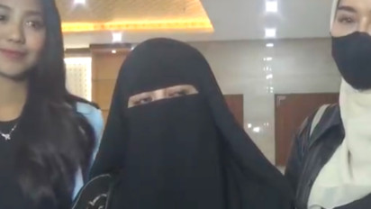 Bikin Oklin Fia Ketar-ketir, Umi Pipik Polisikan Konten Jilat Es Krim