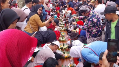 Wisatawan Malioboro Yogyakarta Makan Bersama 17 Nasi Tumpeng Meriahkan HUT ke 78 RI