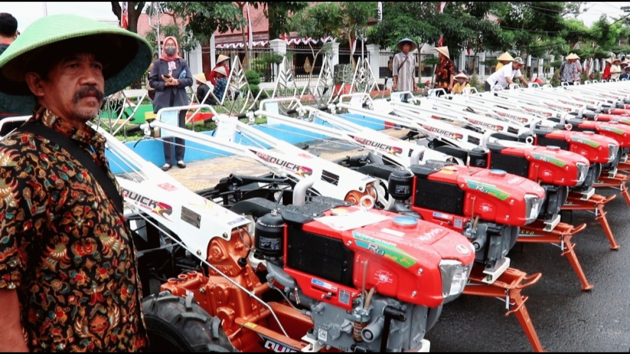 Senyum Bahagia Petani Kebumen di HUT ke 78 RI, Terima Bantuan 600 Alat Pertanian dan 747 Ternak
            - galeri foto