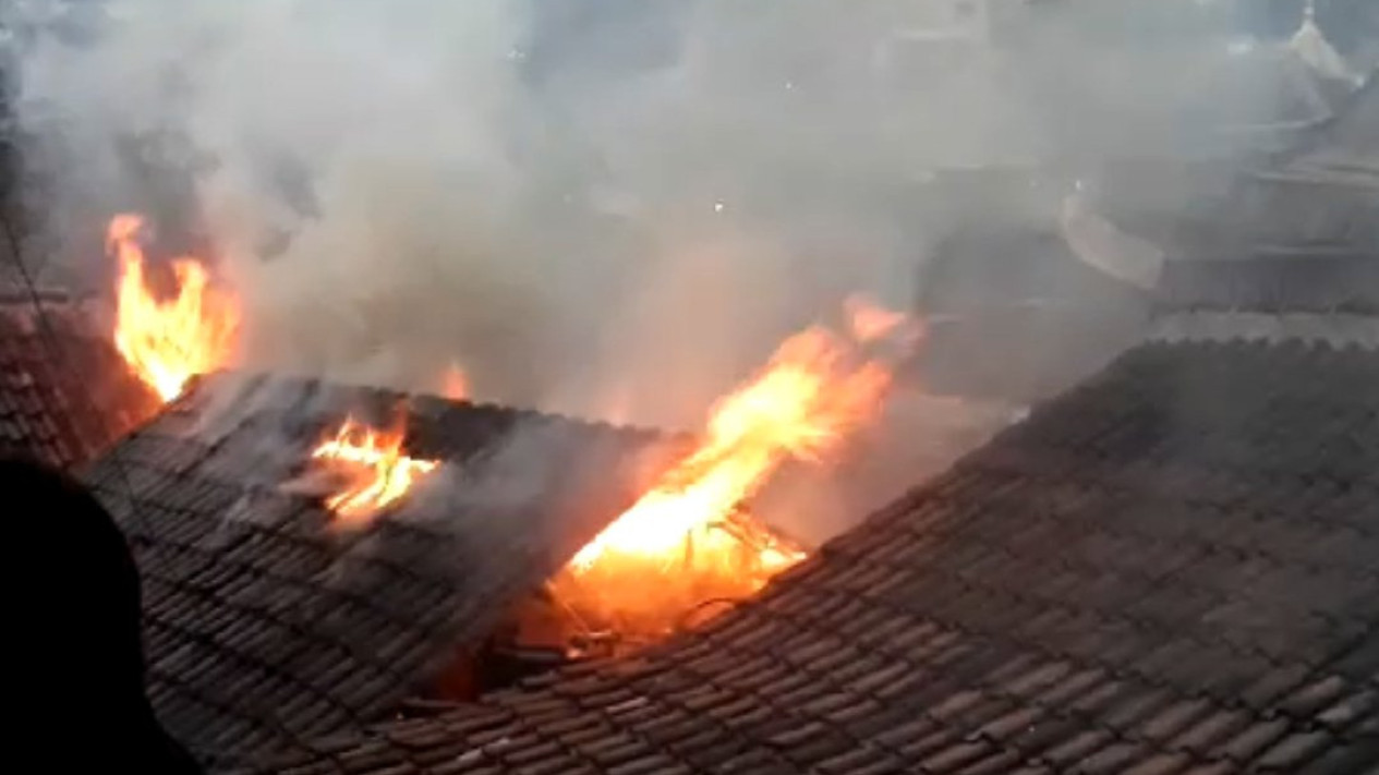 TV Meleduk, Kebakaran Landa Rumah Kakek Pairin di Muharto Kedungkandang Kerugian Ratusan Juta Rupiah
            - galeri foto