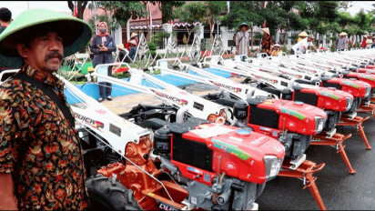 Sambut HUT RI ke-78, Pemkab Kebumen Bagikan 600 Alat Mesin Pertanian dan 747 Hewan Ternak Kepada Ratusan Petani