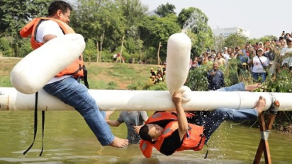 Momen Kocak Anies Baswedan Digebuk Pak RT hingga Nyebur ke Waduk saat Lomba 17-an