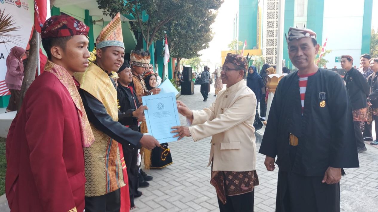 110 ASN di Lingkungan Kemenag Surabaya Dianugrahi Satyalancana saat Upacara HUT RI ke 78
            - galeri foto