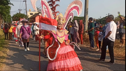 Fashion Show Daur Ulang dan Kostum Adat, Semarakkan Karnaval Peringati HUT RI ke 78 di Gresik