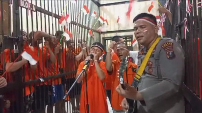 Keren! HUT ke-78 RI, Seorang Polisi di Polres Pelabuhan Belawan Nge-band Bareng Tahanan