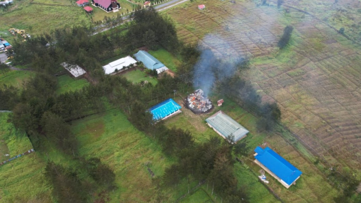 Mencekam! KKB Bakar Perpustakaan SMA N 1 Ilaga, Kondisinya Begini...
            - galeri foto
