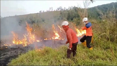 Lahan di Kaki Gunung Kareumbi Sumedang Terbakar
