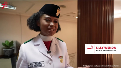 Sepatu Mencolot Ketika Sedang Bertugas, Lilly Wenda Sang Pembawa Baki Ternyata Alami Tantangan ini