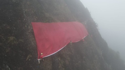 Warga Garut Dibuat Jantungan, Pemasangan Bendera Merah Putih Raksasa dengan Cara  Melompat dari Atas Gunung Hanya Menggunakan Tali
