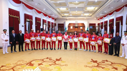 Berprestasi di ASEAN Para Games Kamboja 2023, Gubernur Khofifah Beri Penghargaan Jer Basuki Mawa Beya