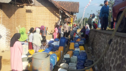 Memilukan, Warga Garut Terdampak Kemarau, Polisi Pasok Air Bersih