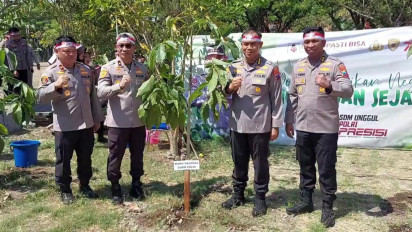 Polisi Tanam Ribuan Pohon di Kawasan Kenjeran Surabaya, Jaga Kelestarian Alam dari Bahaya Pemanasan Global dan El Nino