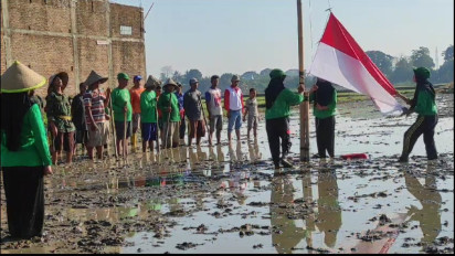 Unik, Petani dan Warga Laksanakan Upacara HUT RI ke-78 di Tengah Sawah