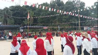 Meriah! Puluhan Ibu-ibu Lansia di Tapteng Gelar Upacara Penaikan Bendera HUT ke-78 RI                        