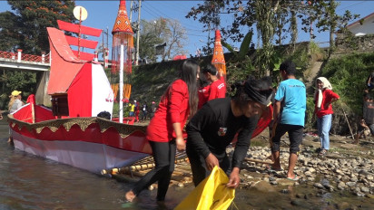 Semarakkan HUT RI ke-78, Ratusan Pemuda Toraja Bersihkan Sungai Gunakan Perahu Hias