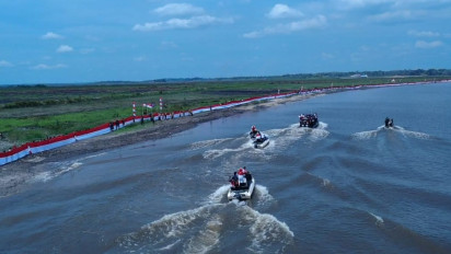 Pemkab Mappi Catat Rekor Muri Pembentangan Bendera Merah Putih 5 Kilometer di Atas Rawa