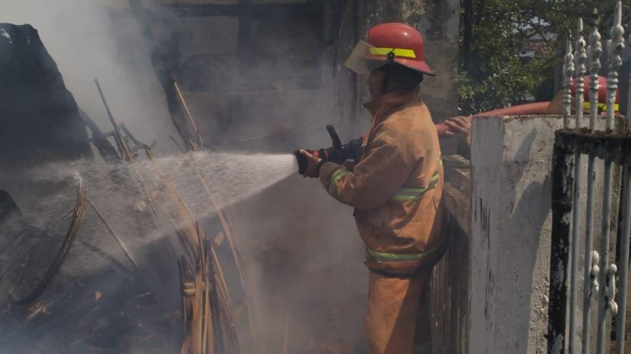Lupa Matikan Kompor, Rumah Warga di Probolinggo Ludes Terbakar
            - galeri foto