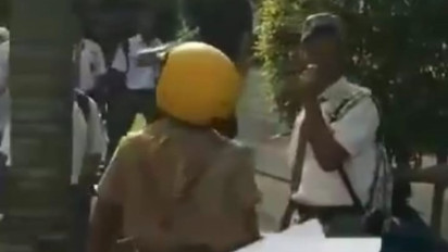 Viral Guru di Maluku Tengah Dibuli Oleh Pelajar SMA, Kunci Motor Diambil hingga Jadi Bulan-bulanan