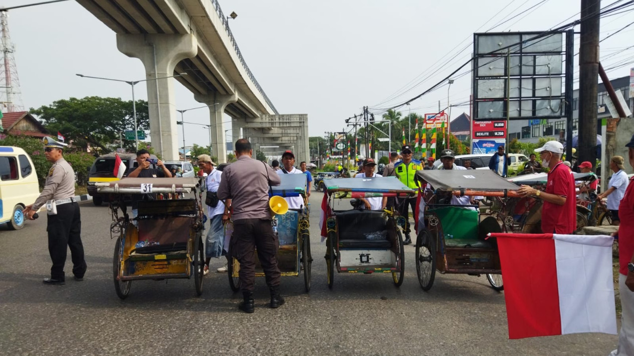 Seru! Puluhan Warga Ikuti Lomba Dayung Becak Cepat Rayakan Kemerdekaan
            - galeri foto