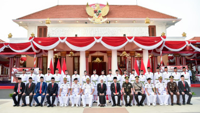 Gelar Malam Apresiasi, Gubernur Khofifah Lantik Anggota Paskibraka Jatim Sebagai Garuda Emas Jemput Indonesia Emas 2045