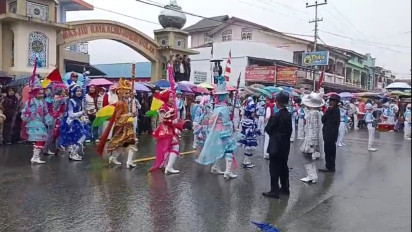 Diguyur Hujan, Penampilan Peserta Pawai HUT ke-78 RI di Jambi Tetap Memukau