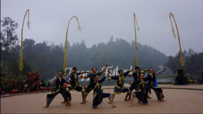 Festival Tengger: Sensasi Menari Dengan Latar Danau Ranu Pani Di Kaki Gunung Semeru