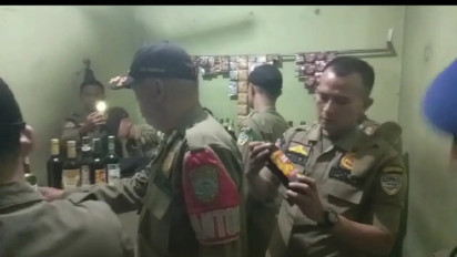 Gelar Razia Sejumlah Toko Jamu, Satpol PP Kota Tasikmalaya Sita Ratusan Botol Miras