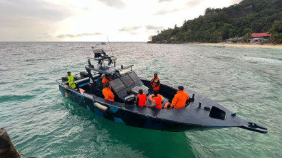 Tim SAR Tanjungpinang Evakuasi Kru Kapal KM Jaya Makmur 88 yang Mati Mesin Hingga Terbawa Arus ke Malaysia