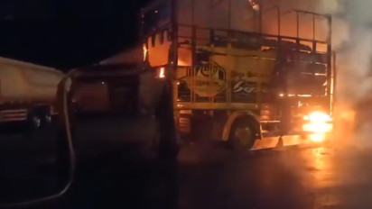 Truk Ekspedisi Bermuatan Batang Elektronik Hangus Terbakar di Jalinsum Padangsidimpuan