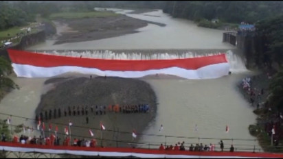 Pemkab Nagan Raya Gelar Apel Kebangsaan, Bendera Merah Putih Berukuran Raksasa Dibentangkan