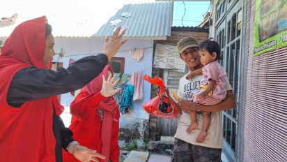 Kenalkan Sosok Ganjar Pranowo ke Warga Gresik, Kader PDIP Jatim Bagikan Ratusan Sembako